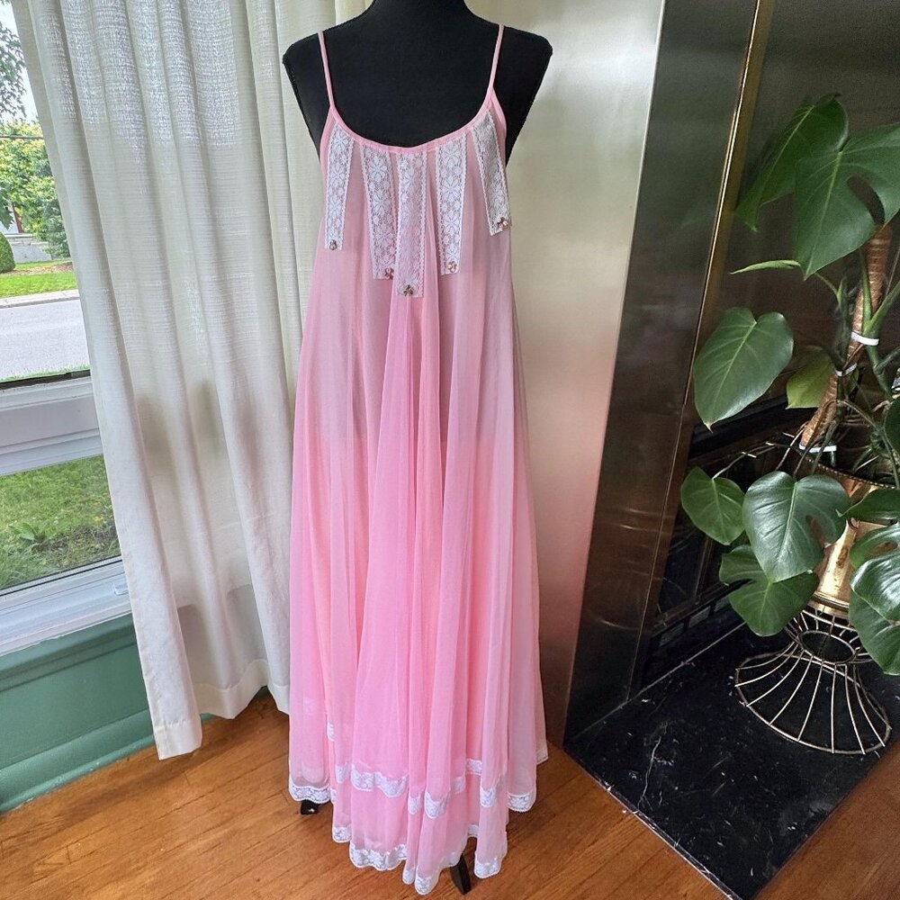 Vintage 70s negligee, pastel pink, wide scoop neckline, lace details slip-on